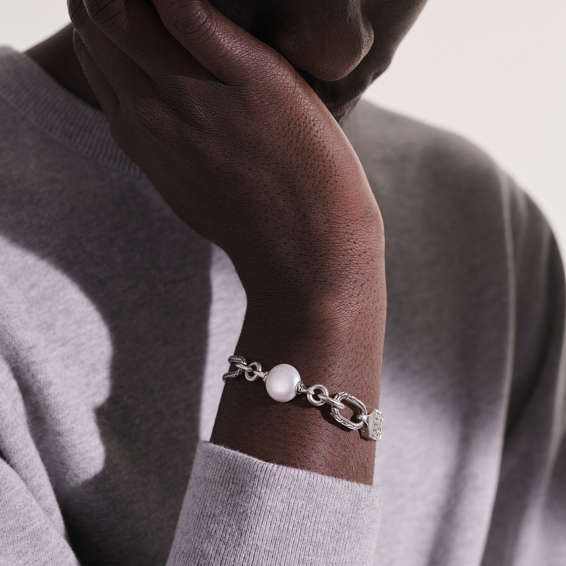 John Hardy Classic Chain Bracelet - Curb Link in Silver 10.5MM with Pearl - Medium 3 John Hardy Classic Chain Bracelet - Curb Link in Silver 10.5MM with Pearl - Medium - Image 3